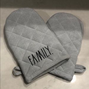 Rae Dunn mitten / Family